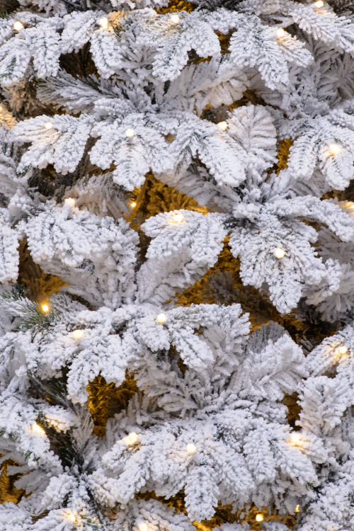 Искусственная елка Камчатская заснеженная 500 см., теплых белых Led ламп., литая хвоя+пвх, ЕлкиТорг (134500)